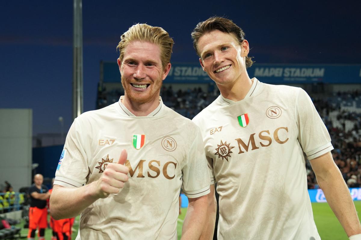 Kevin De Bruyne y Scott Mc Tominay celebran el primer triunfo del Nápoles en la Serie A