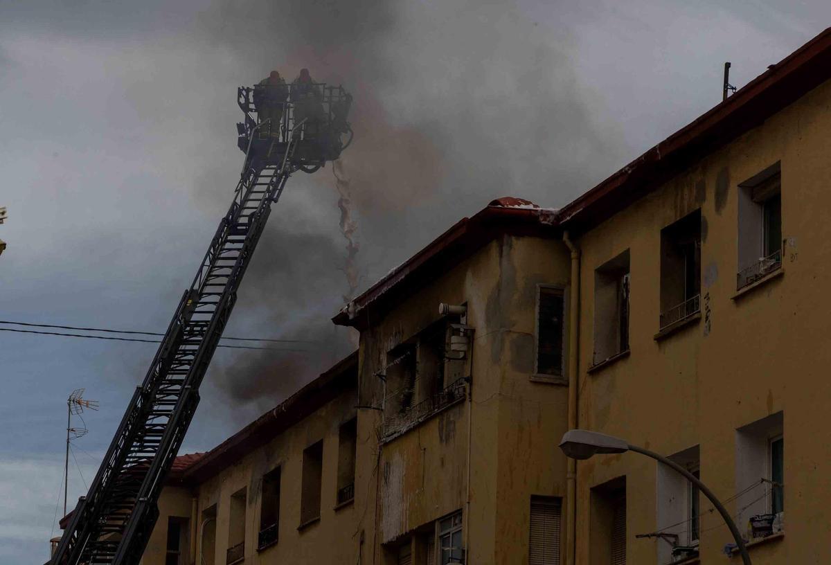 Un incendio en el barrio Miguel Hernández de Alicante deja tres vecinos y seis policías atendidos por inhalación de humo