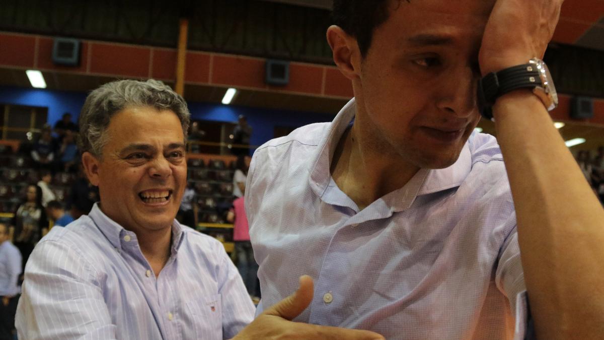 Gerardo Hernández de Luz con su hijo Saulo tras el ascenso del Zamora de baloncesto