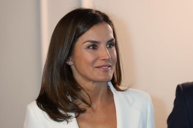 Letizia Ortiz con traje de chaqueta blanco de Carolina Herrera y pelo suelto con raya a un lado