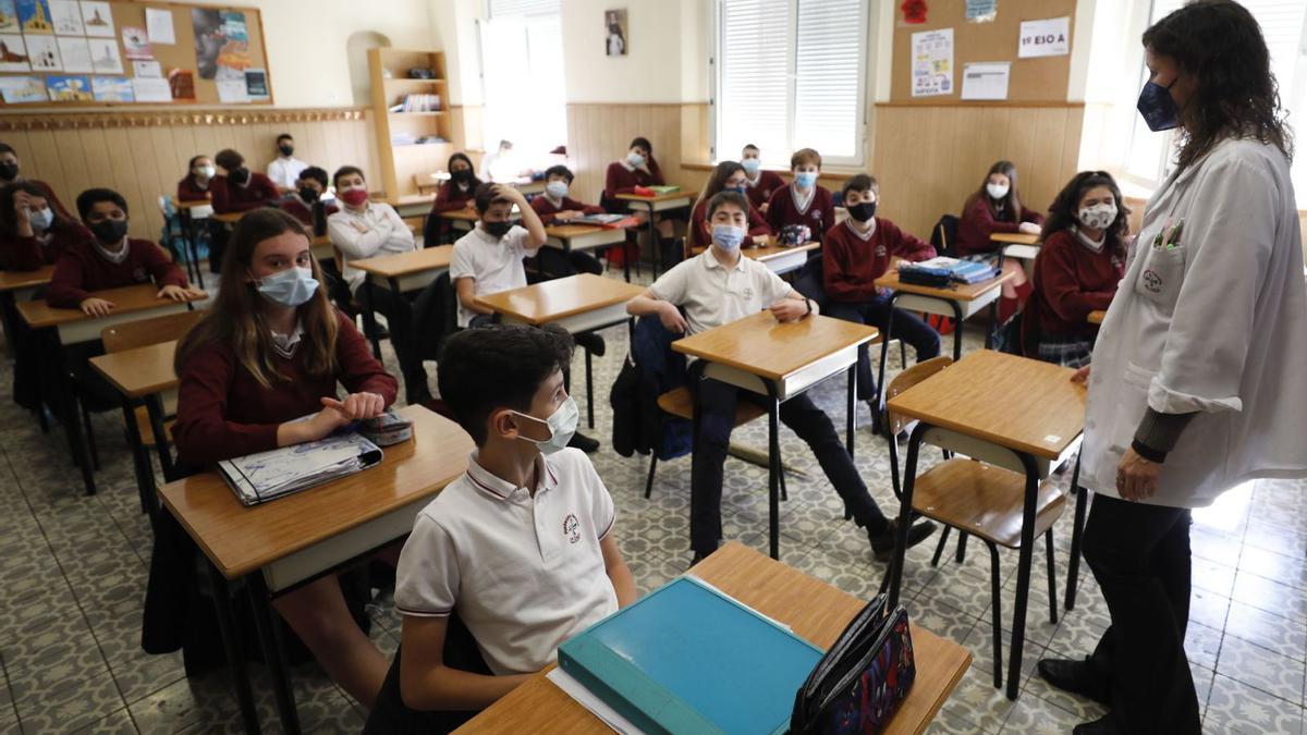 La clase de 1.º de la ESO de las Dominicas de Oviedo, durante la sesión sobre el ciberacoso. | Luisma Murias