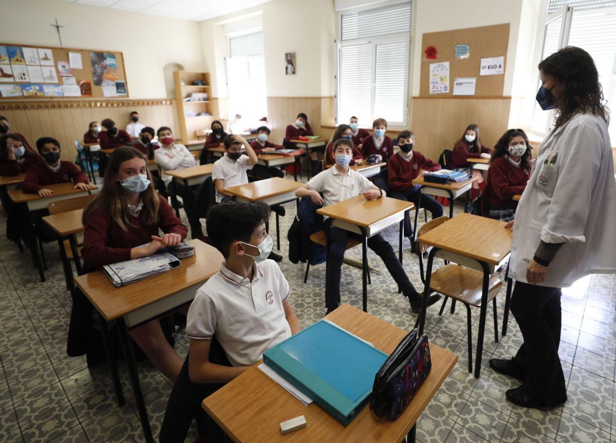 La clase de 1.º de la ESO de las Dominicas de Oviedo, durante la sesión sobre el ciberacoso. | Luisma Murias