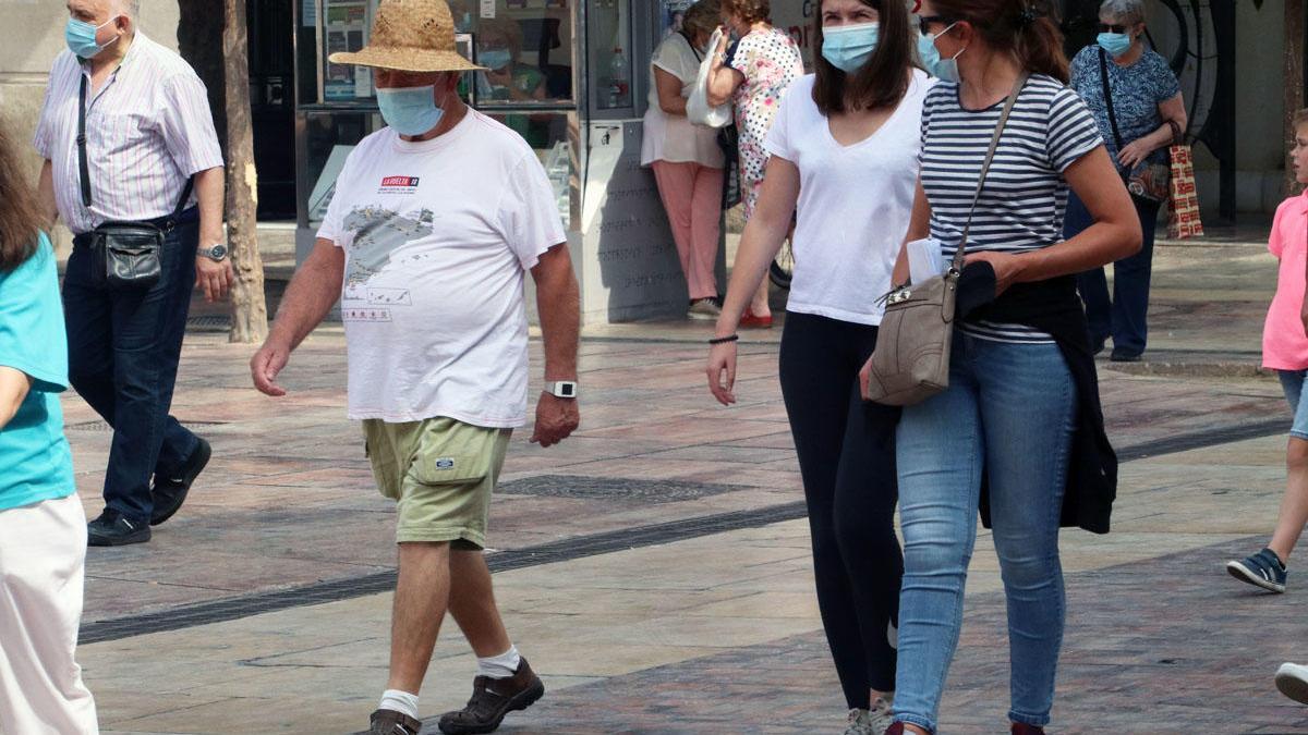 Viandantes usan mascarillas en la capital de la Costa del Sol.