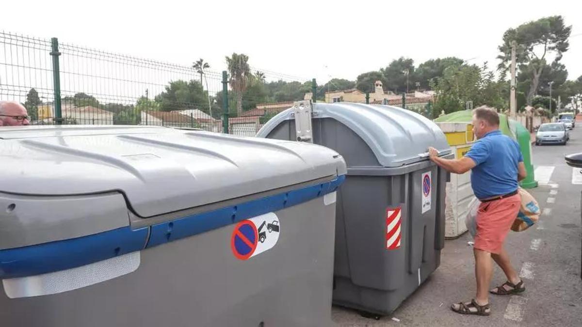 Isla de contenedores en una urbanización de Torrevieja. Sigue sin desplegarse el quinto contenedor pese a ser una de las prioridades del contrato