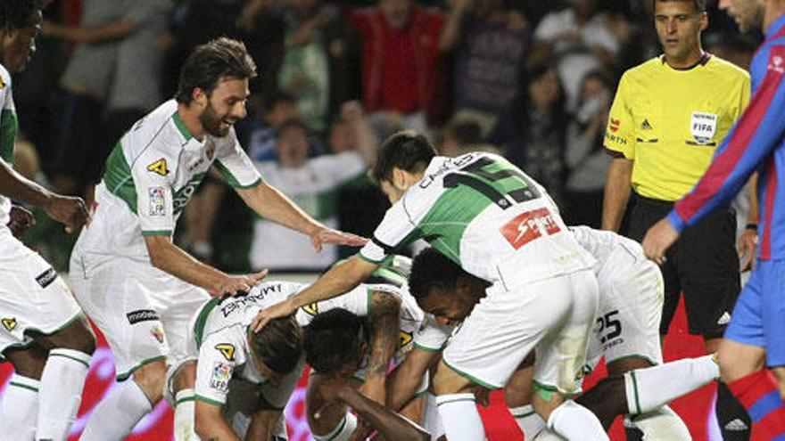 Los jugadores del Elche celebran tras marcar ante el Levante.