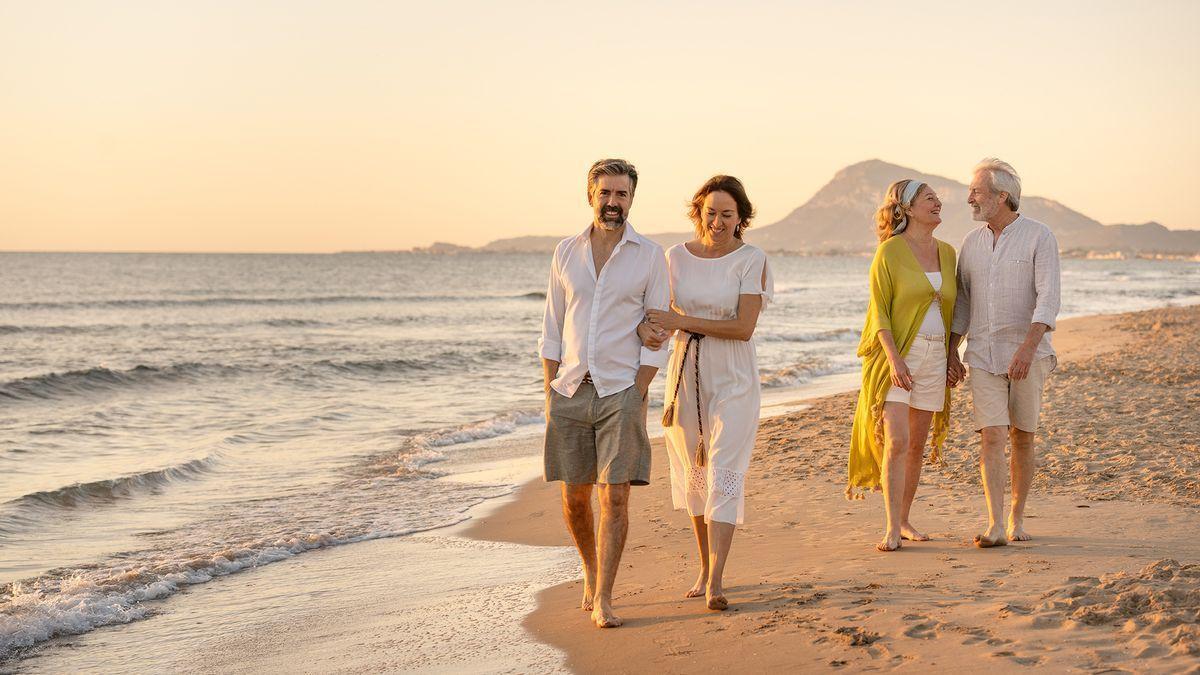 Paseos en la playa al atardecer.