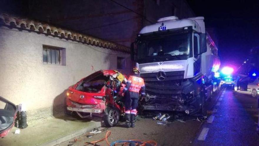 Dos heridos graves al empotrarse entre un camión y una casa en Villarquemado