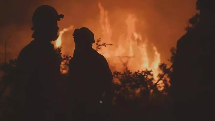 Bomberos realizan labores de defensa y ataque directo en el incendio de Peñas de Riglos (Huesca)