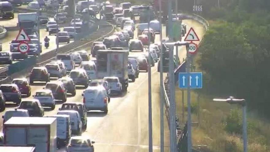 Más de 28 kilómetros de retenciones complican el tráfico en Valencia este lunes