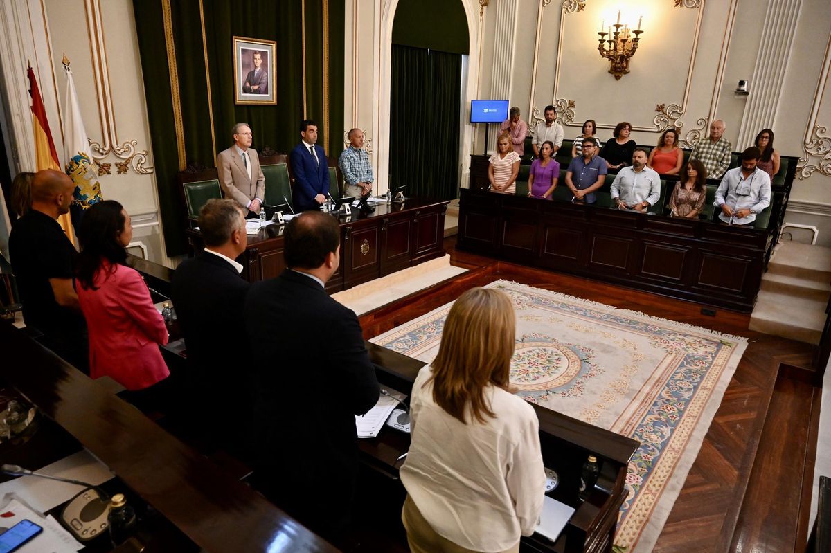 Los diputados guardan un minuto de silencio en homenaje a la víctima del crimen de O Porriño.