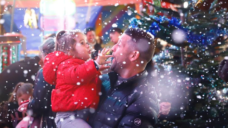 Nieve y decenas de niños toman La Viñuela