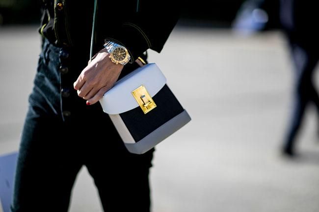 Detalle bolso y reloj Street style París SS17