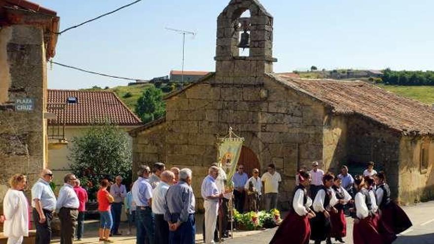 Dos momentos de la fiesta celebrada ayer en Samir de los Caños, en honor a San Juan Bautista.