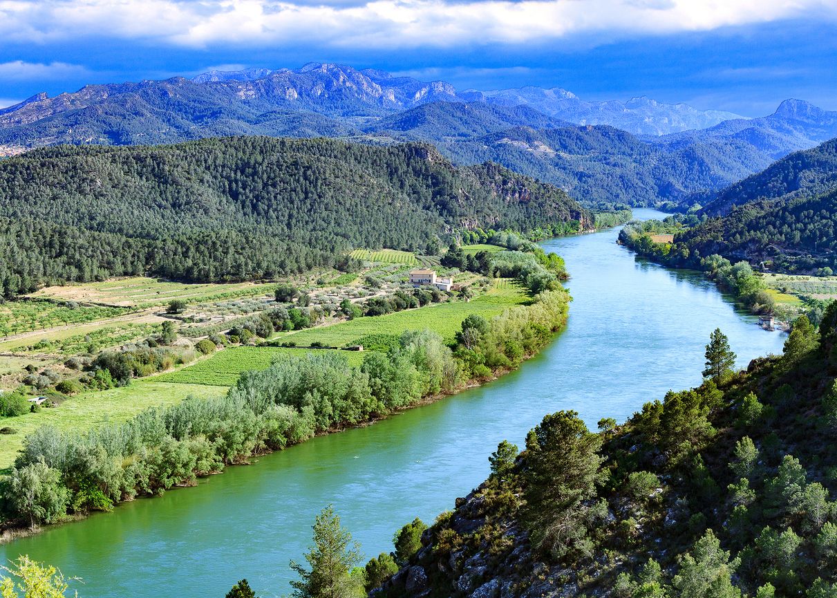 El río Ebro a su paso por Miravet.