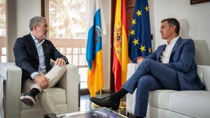 Fernando Clavijo (i) y Pedro Sánchez durante la reunión que mantuvieron en La Palma en agosto de 2024.