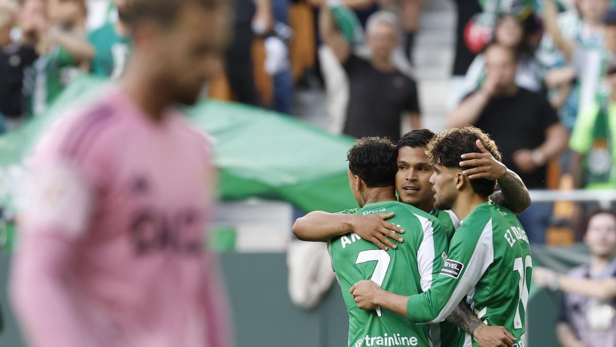 El jugador del Betis Juan Camilo Hernández "Cucho" celebra su segundo gol contra el Oviedo, durante el partido de la jornada 34 de LaLiga EA Sports entre Betis y Oviedo, en el estadio de La Cartuja en Sevilla.