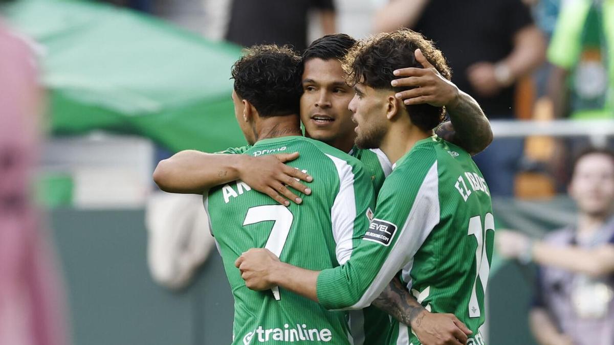 Cucho celebra su segundo gol contra el Oviedo, durante el partido de la jornada 34 de LaLiga EA Sports entre Betis y Oviedo, en el estadio de La Cartuja