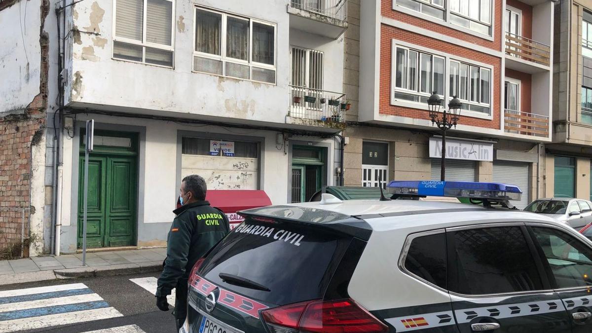 Operativo delante de la vivienda del número 47 de la calle Ramón Aller de Lalín. |  // A.L.V.