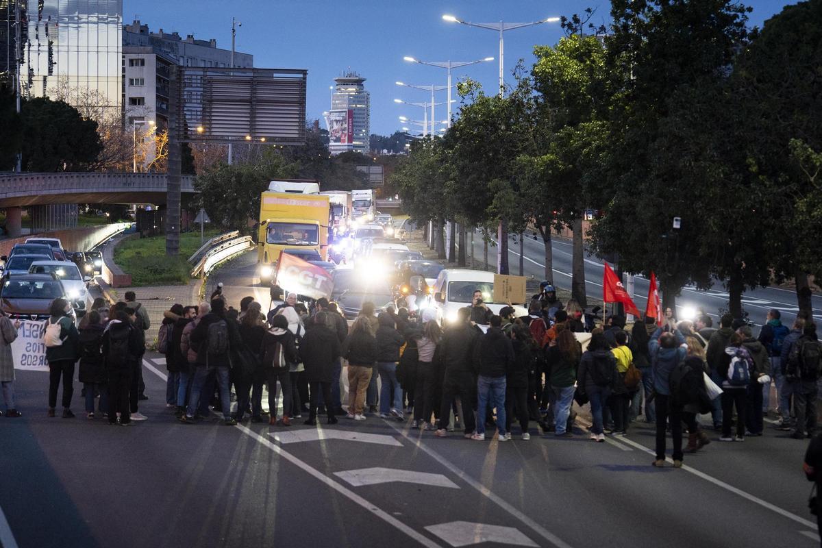 Los profesores cortan la ronda litoral en la jornada de huelga de docentes Los profesores cortan la ronda litoral en la jornada de huelga de docentes