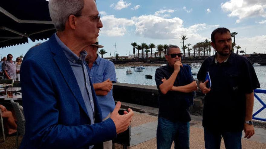 José Juan Ramírez, en primer término, a la izquierda, y Fernando Ruiz, en el centro, con gafas oscuras, ayer, en el Charco de San Ginés.