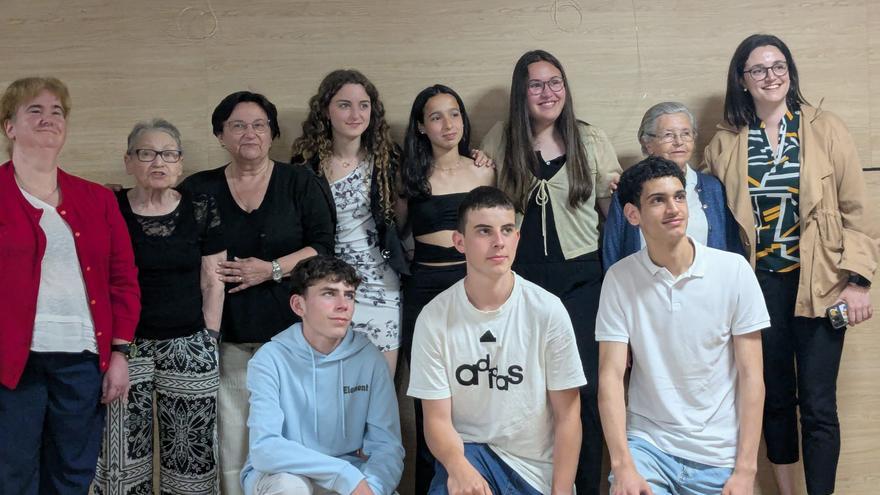 El colegio de Pola de Allande tiende un puente entre generaciones: los escolares graban un vídeo con los mayores del concejo