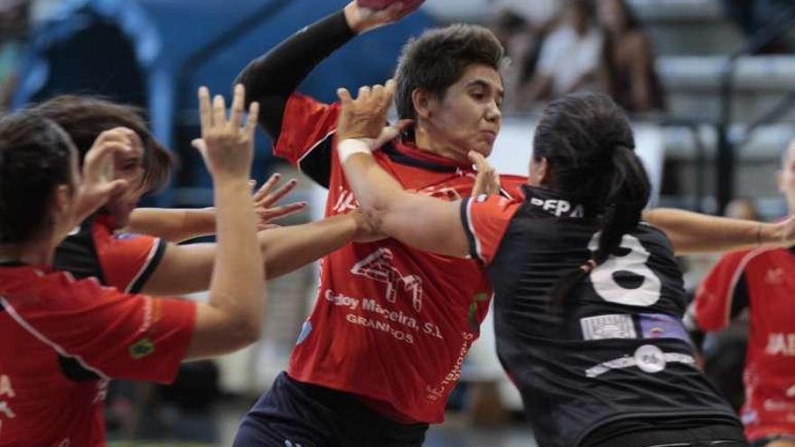 Cecilia Cachea, con la pelota, durante un partido en Porriño. // J. Lores