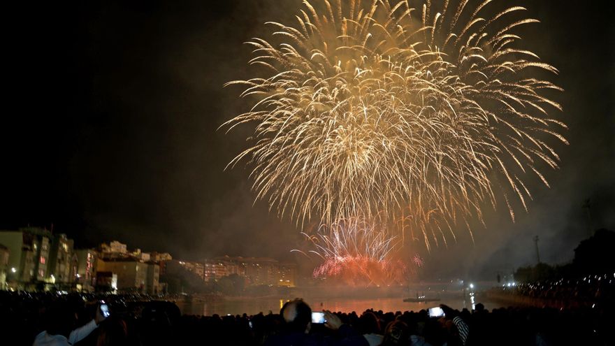 Los fuegos artificiales iluminan las fiestas de Bouzas