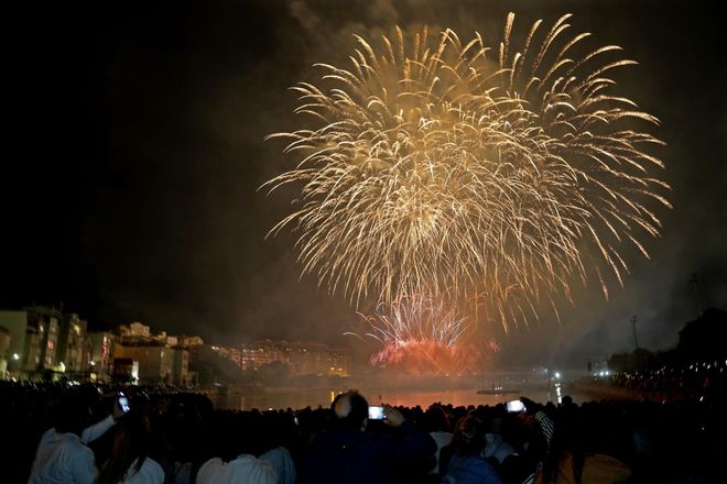 Los fuegos artificiales iluminan las fiestas de Bouzas