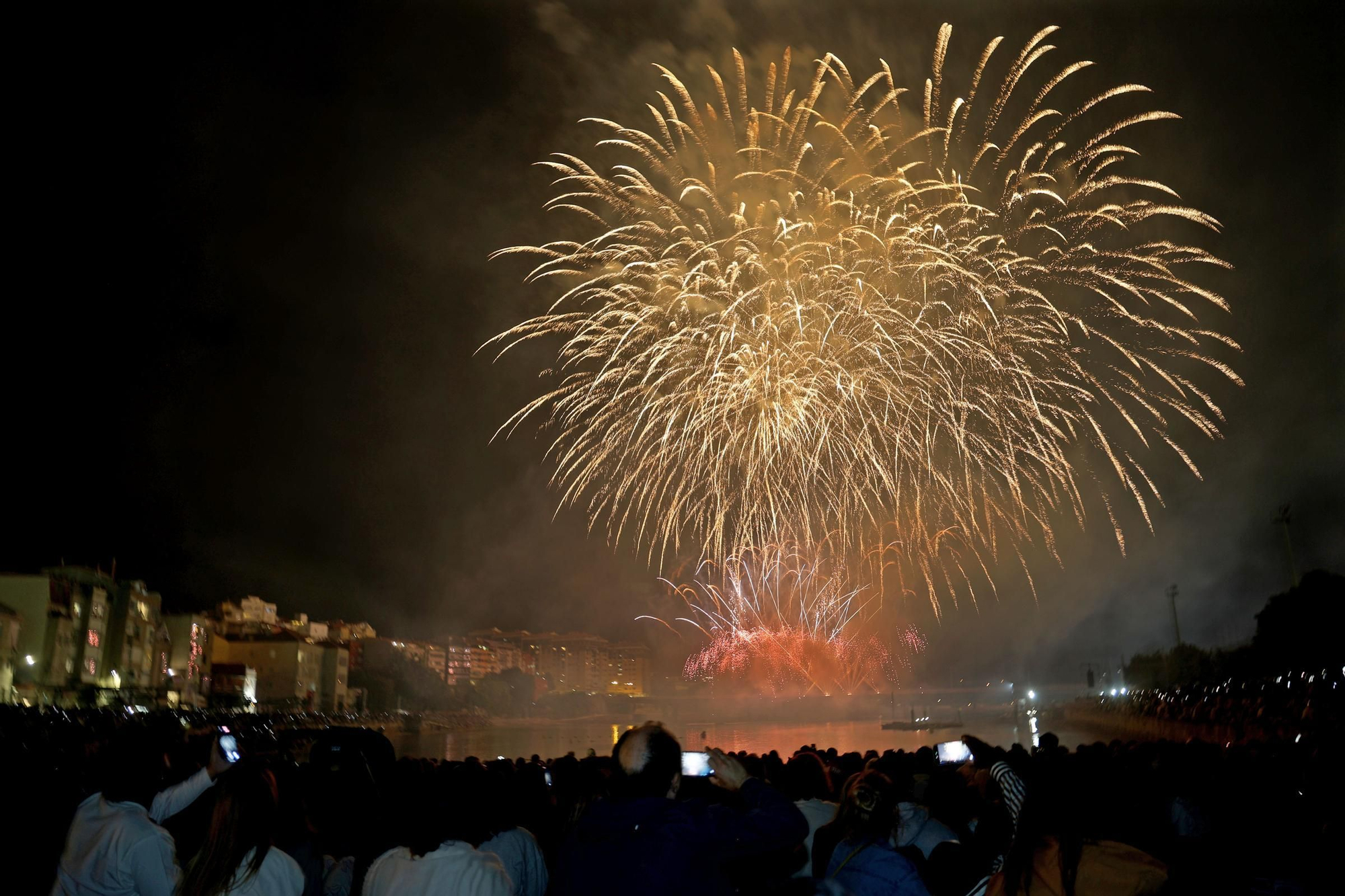 Los fuegos artificiales iluminan las fiestas de Bouzas