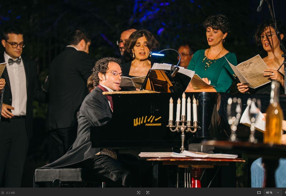 Jordi Armengol al piano en un moment del recital