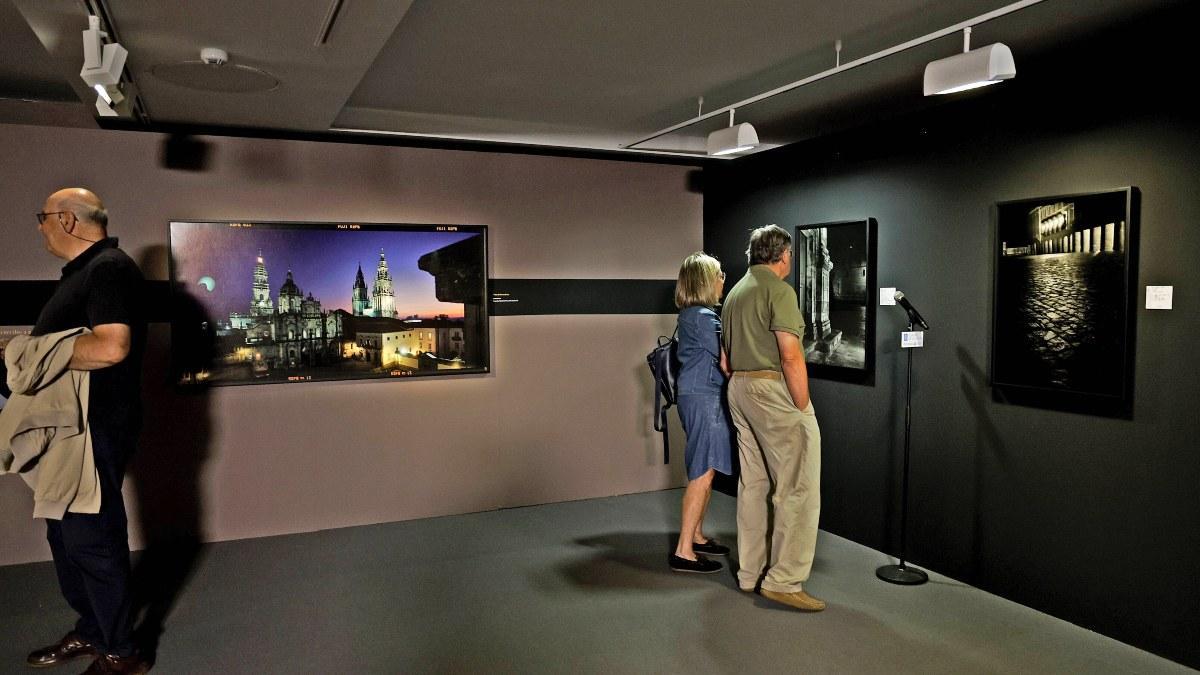 Personas asistiendo a la exposición Tino Martínez en el Museo das Peregrinacións.