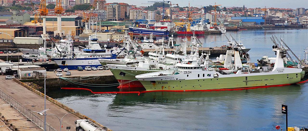 El “Vizconde de Eza”, del Ministerio, entre varios buques de pesca amarrados en Vigo la semana pasada. |   // MARTA G. BREA