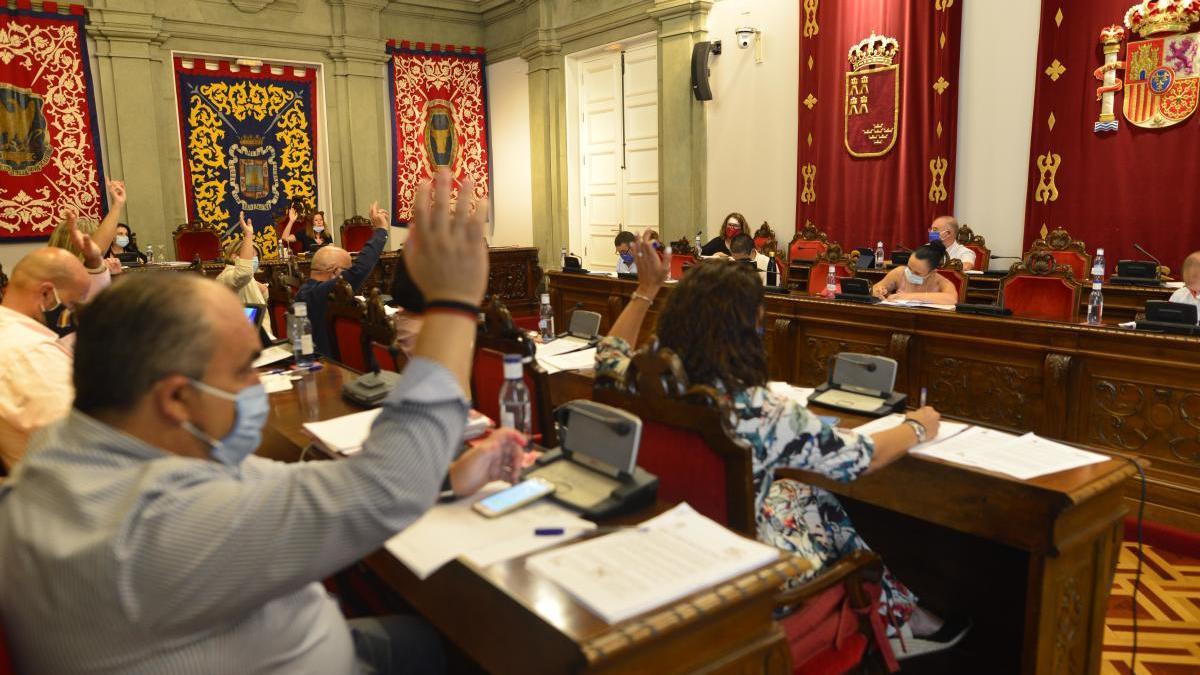 Los concejales del Gobierno municipal votan a favor de la modificación del presupuesto. urquízar