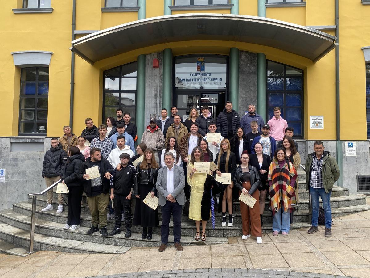 Los participantes en la escuela taller de San Martín del Rey Aurelio, con sus diplomas