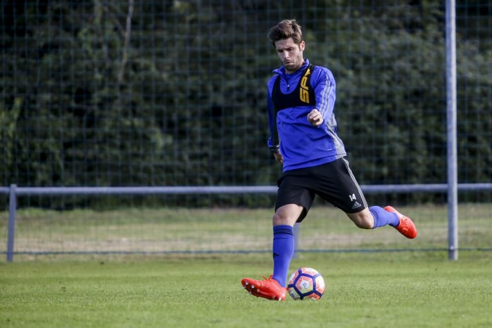 Entrenamiento a puerta cerrada del Real Oviedo en El Requexón