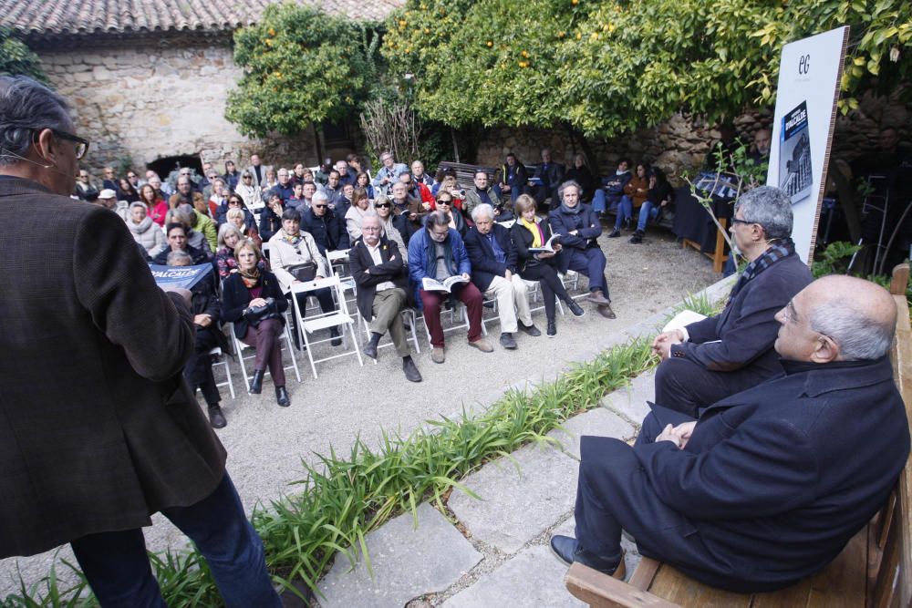 El llibre s'ha presentat al jardí de l'Àngel