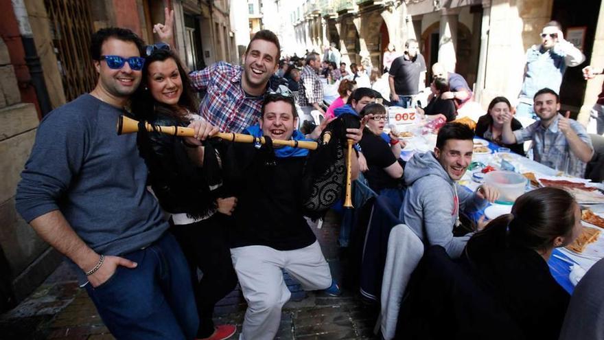 Asistentes a la última edición de la Comida en la Calle.