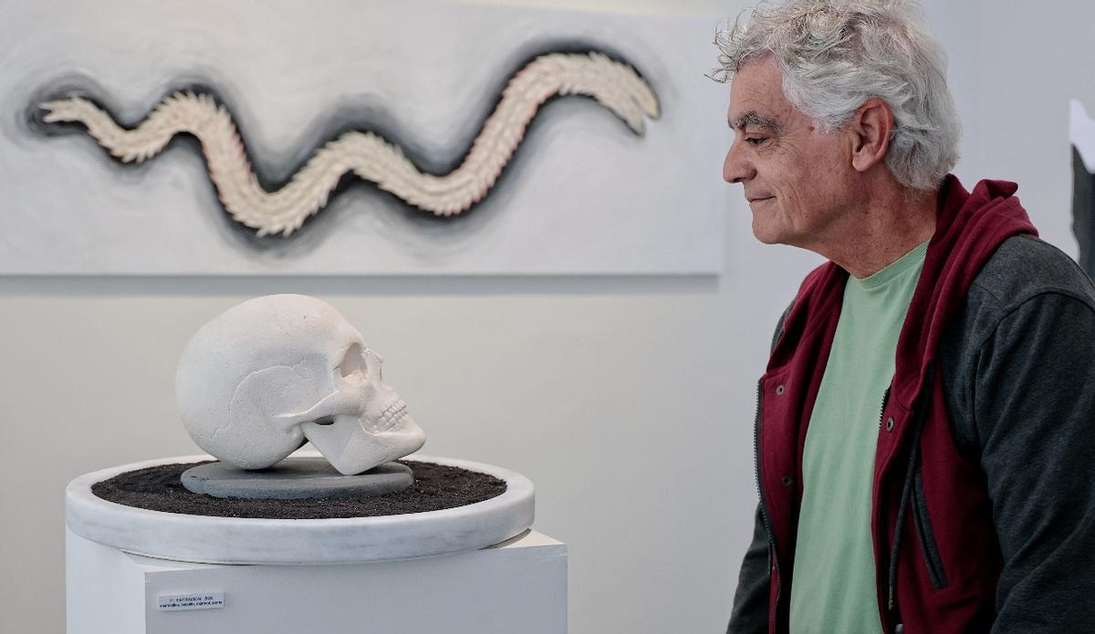 Luis Martín junto a varias de sus obras en el Espacio Bronzo.