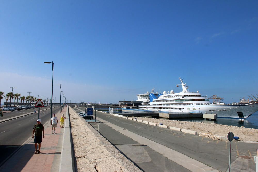 El 'Prince Abdulaziz' atraca en el Puerto de Málaga.