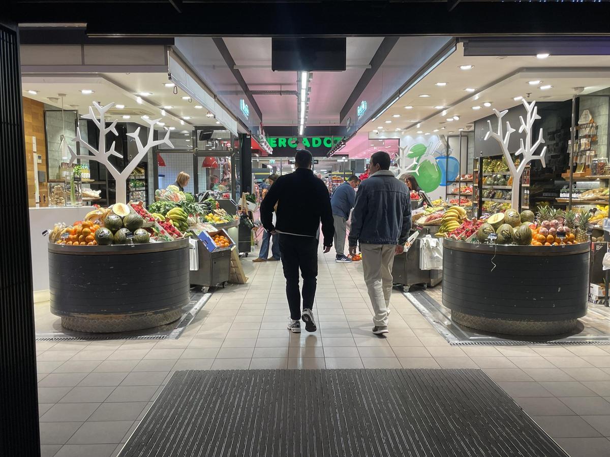 Interior de Mercagavà, con un supermercado al que se accede a través del espacio de paradas de alimentación