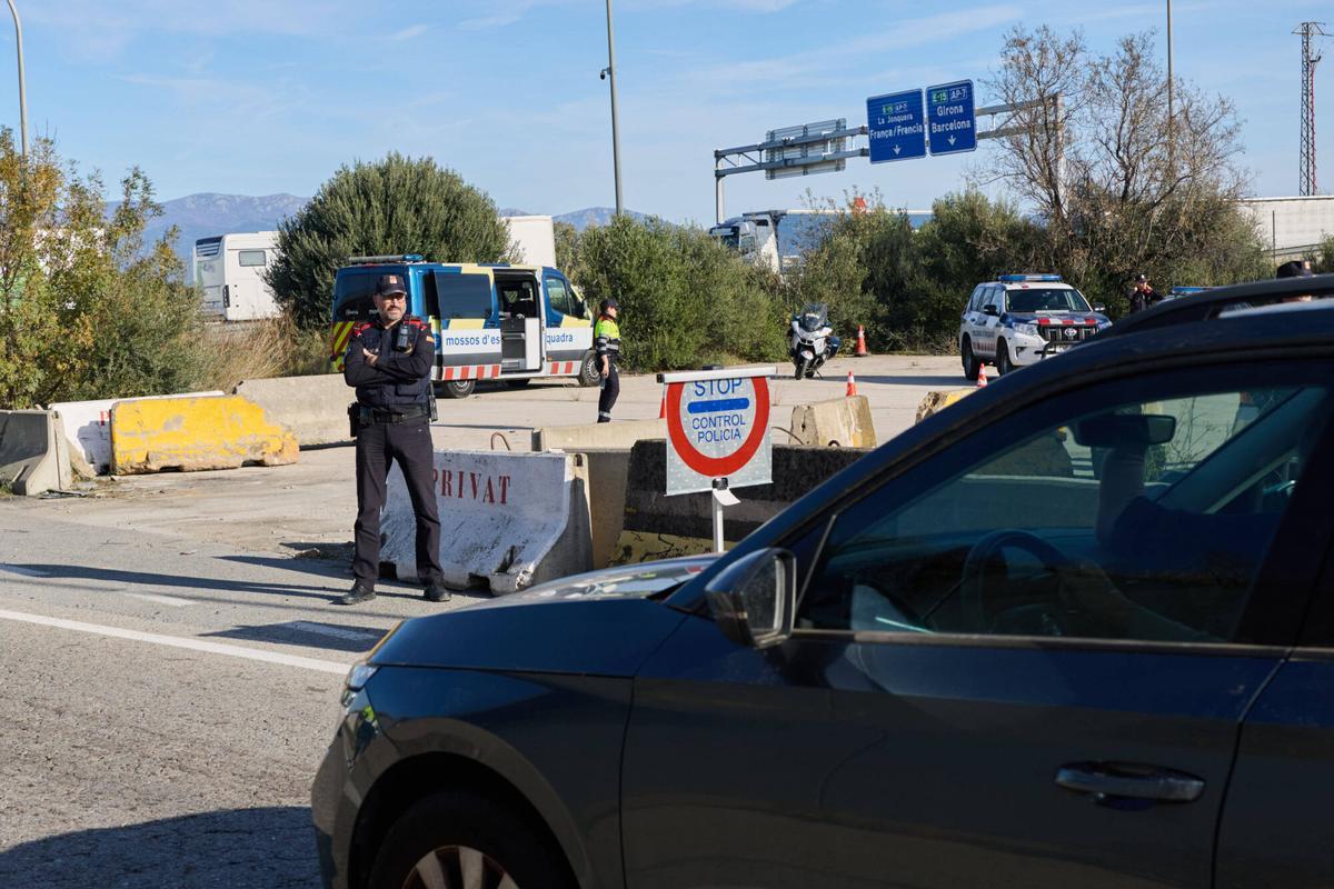 Un control dels Mossos de Trànsit a l'AP-7, a Llers, en una foto d'arxiu.