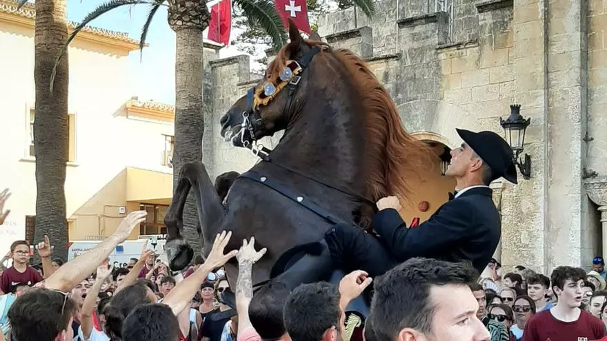 VÍDEO | Ciutadellencs claman contra el Govern por poner más buses para ir a Sant Joan: "Estamos cansados de ser quienes pagamos la fiesta de todos"