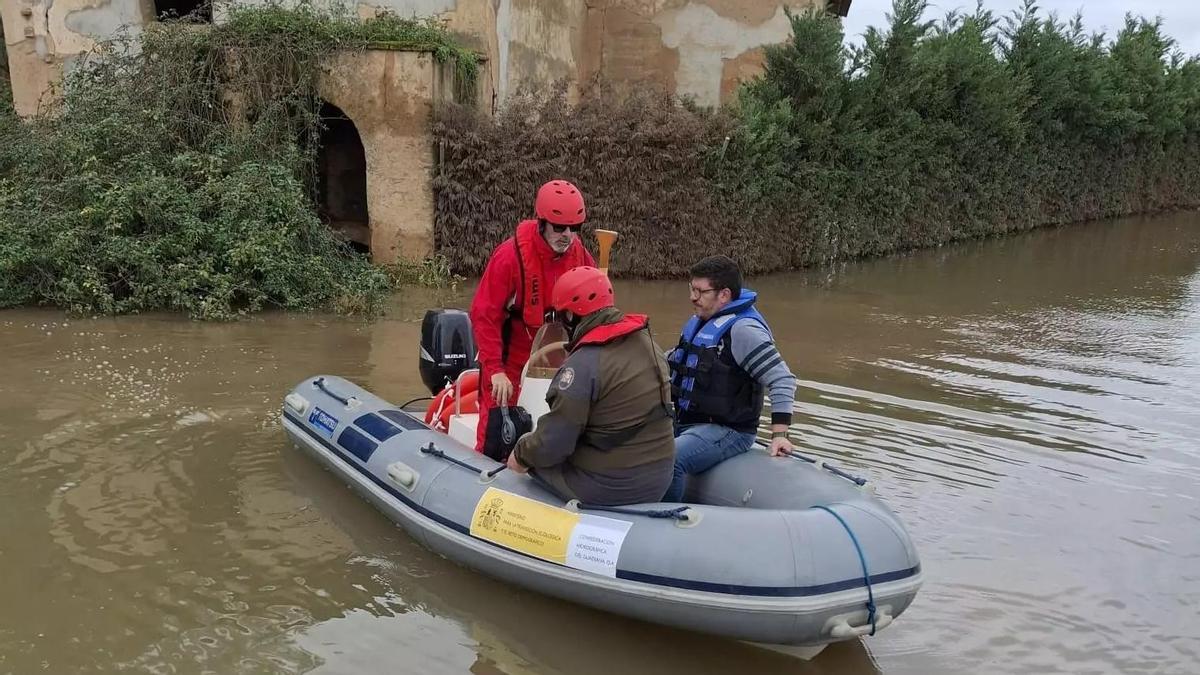Equipos de rescate auxilian a un vecino por las crecidas en la cuenca del Guadiana, en Badajoz.