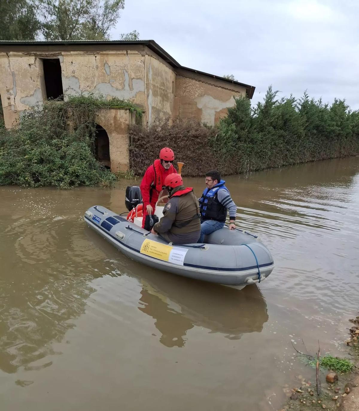 Equipos de rescate auxilian a un vecino por las crecidas en la cuenca del Guadiana, en Badajoz.
