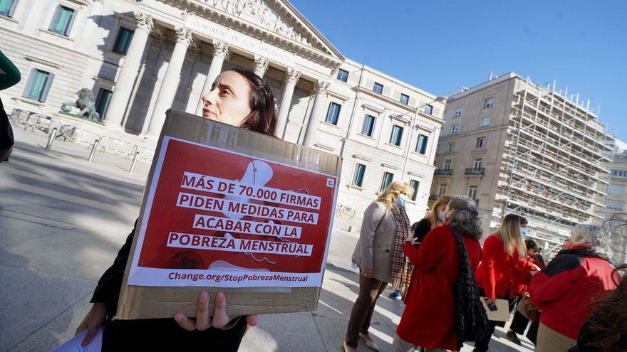 El colectivo Period Spain, durante una concentración frente al Congreso para la entrega de firmas pidiendo medidas para acabar con la pobreza menstrual.