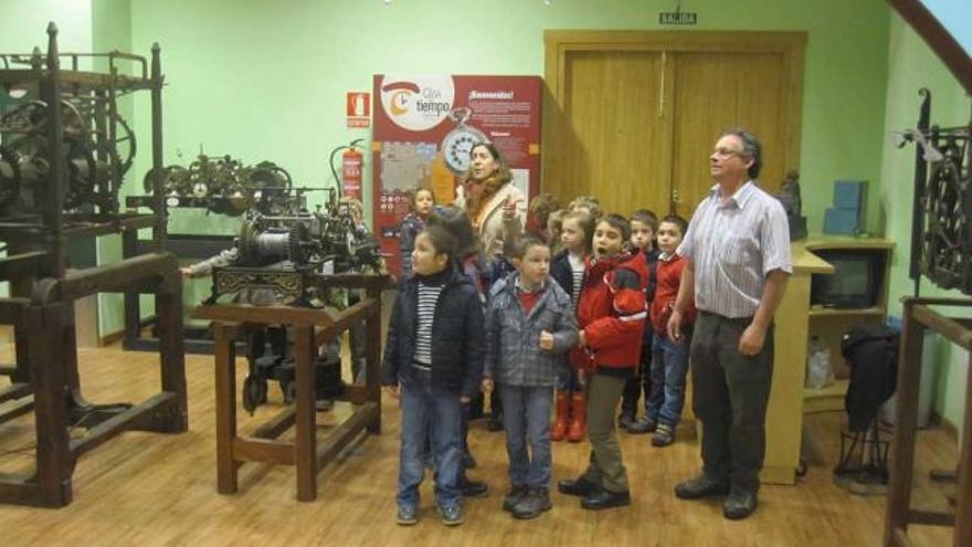 Un instante de la visita de los alumnos al museo, ayer, en Infiesto.