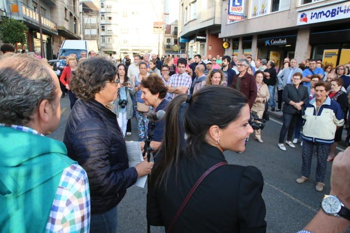 Decenas de personas se reúnen para homenajear a las víctimas del accidente ferroviario de O Porriño.