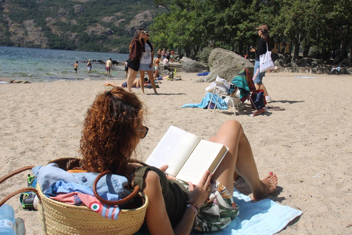 Cristina leyendo en la playa en el Lago de Sanabria