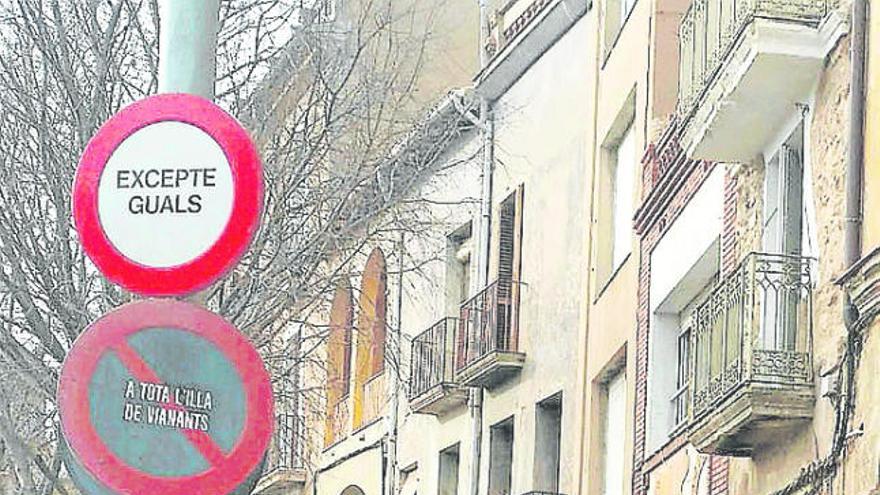 Senyals actuals per regular el pas al passeig de les Cabres