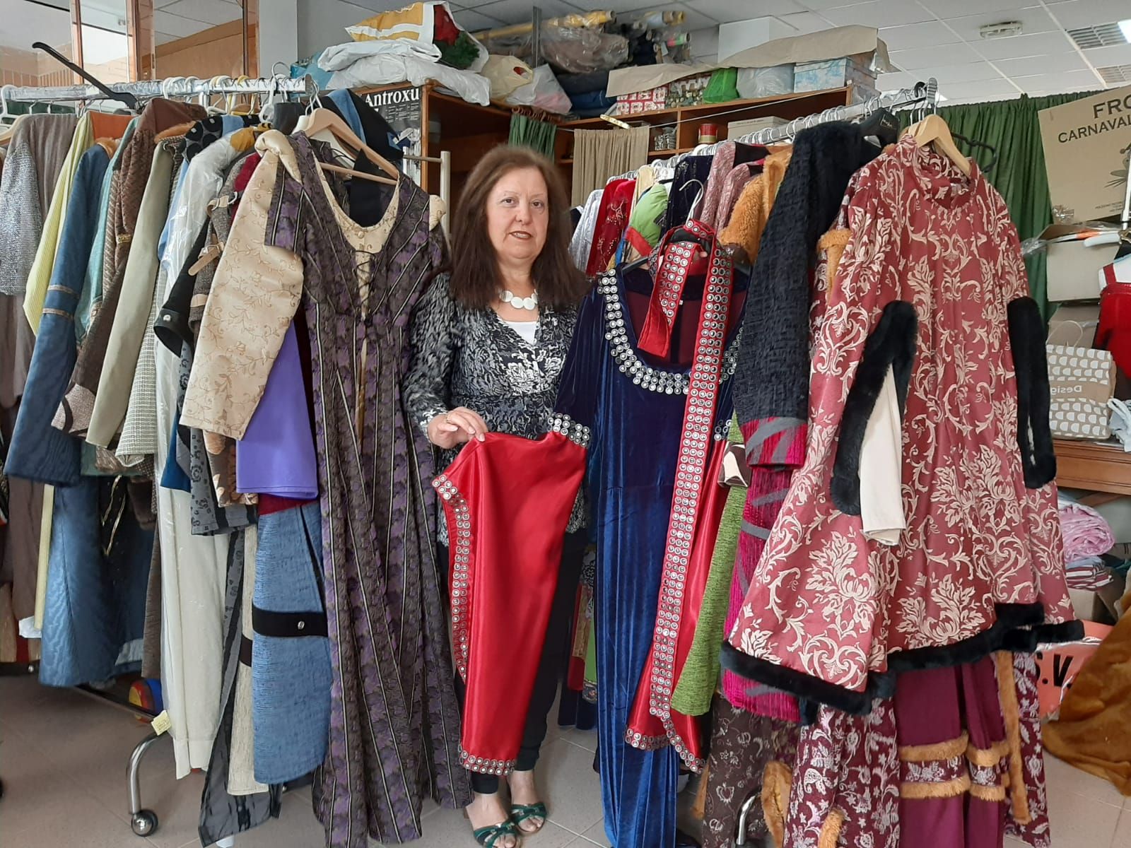 Aquí se hacen los trajes de Exconxuraos: Llanera tiene a su propia costurera medieval